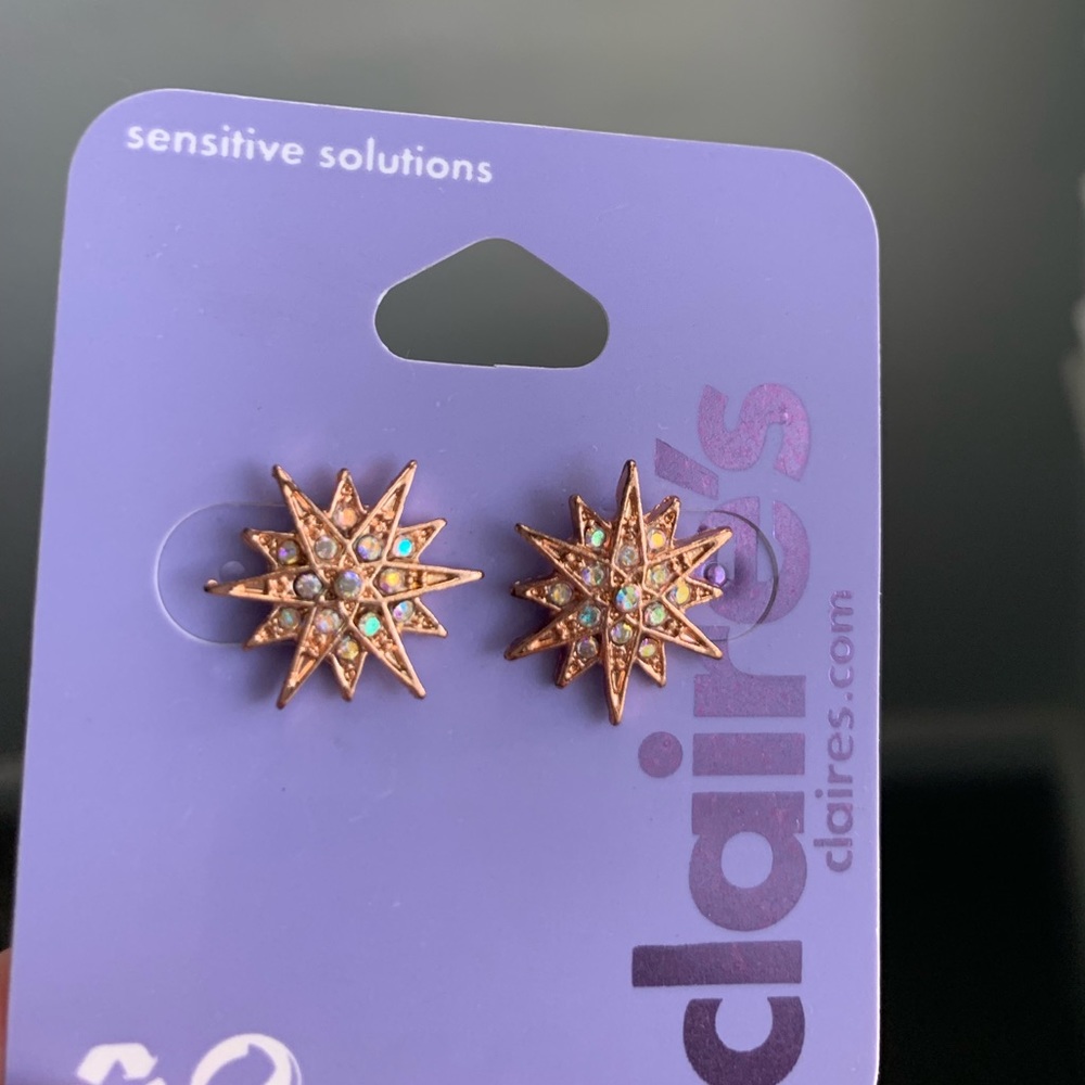 NWT Gold star earrings with iridescent jewels